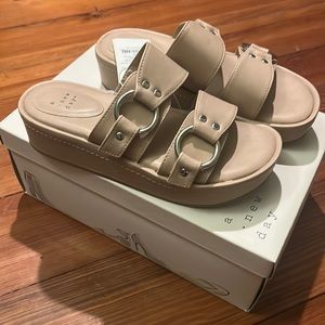 NIB a new day sandal size 6 would fit up to a 7